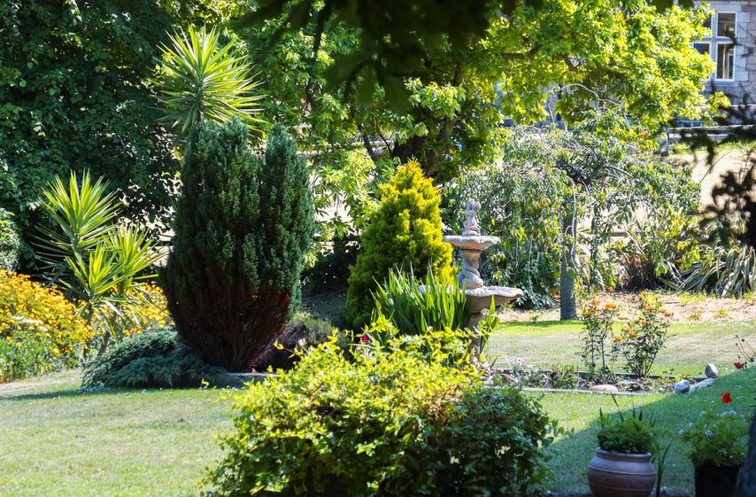 Der englische Garten spielt mit natürlich Formen und bildet einen Kontrast zu den streng geometrischen Formen der französischen barocken Gärten. Fotos: 123rf.com