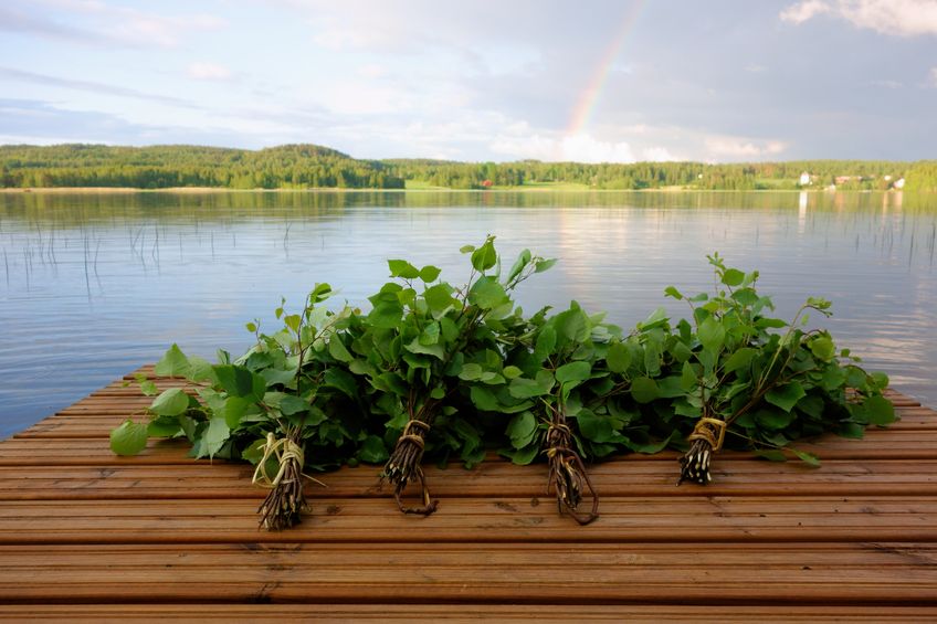 Der Finne liebt es, sich zwischen den Saunagängen mit Birkenzweigen zu "schlagen", um die Durchblutung anzuregen, und zieht zur Erfrischung einen kleinen See vor, sofern einer vorhanden ist. Foto: 123rf.com