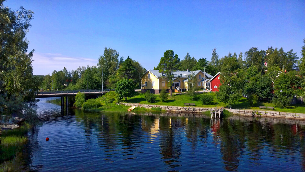 natürliches Tauchbecken – Haus am See in Finnland