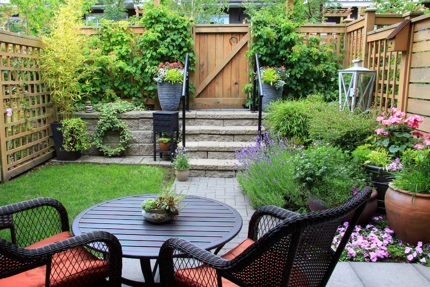 Ein Zaun oder Sichtschutz ist mehr als nur praktisch, er kann auch als gestalterisches Element eingesetzt werden und gerade bei einem kleinen Garten Gemütlichkeit erzeugen. Foto: 123rf.com 